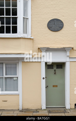 Plaque de Jane Austen sur porte avant de la maison dans laquelle elle est morte, Winchester, Hampshire, Angleterre Banque D'Images