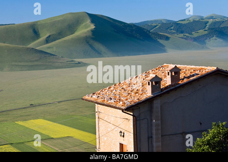 Piano Grande, parc national Monti Sibillini près de Castelluccio, Ombrie, Italie Banque D'Images