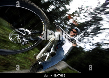 Jeune homme équitation son mountainbike, Oberammergau, Bavière, Allemagne Banque D'Images