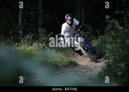 Jeune homme équitation son mountainbike, Oberammergau, Bavière, Allemagne Banque D'Images