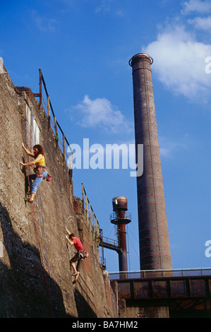 Les grimpeurs à Meiderich Huette, parc public à Duisburg Nord, Duisburg, vallée de la Ruhr, Rhénanie du Nord-Westphalie, Allemagne Banque D'Images