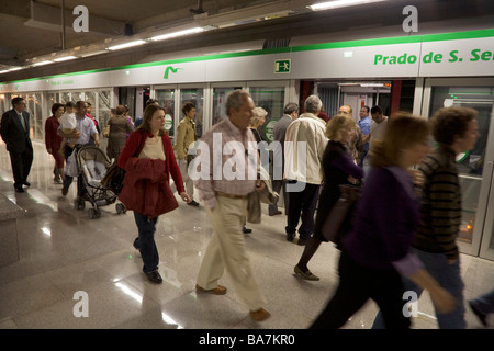 Plate-forme et passagers à Prado de San Sebastian sur la station de métro métro de Séville. Séville. L'Espagne. Banque D'Images