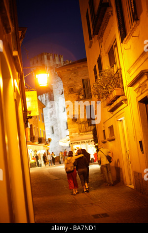 Vieille ville de Sirmione, la nuit, le lac de Garde, Brescia, Lombardie, Italie Banque D'Images