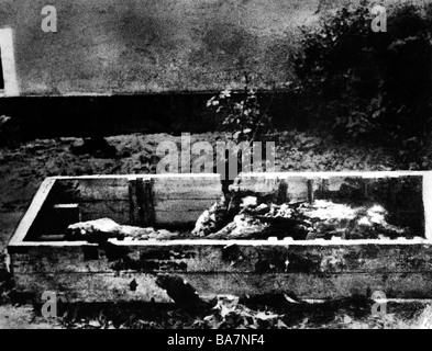 Hitler, Adolf, 20.4.1889 - 30.4.1945, politicien allemand (NSDAP), Fuehrer et Reich Chancelier 1933 - 1945, cadavres de lui et Eva Braun, cour du Reichskanzlei, Berlin, début mai 1945,