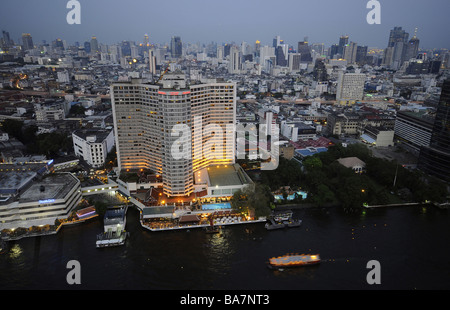 Vue depuis l'hôtel Hilton vers le Bang Rak trimestre près de la rivière, Bangkok, Thaïlande Banque D'Images