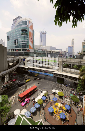 Sanctuaire d'Erawan avec skytrain, Bangkok, Thaïlande Banque D'Images