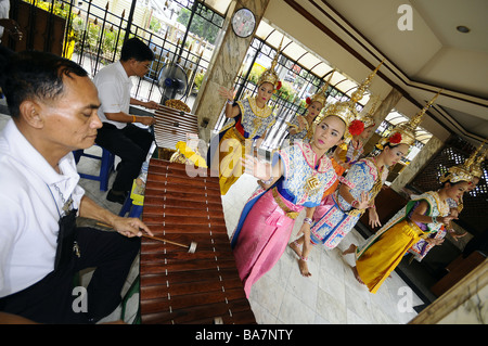 Danseurs dans le sanctuaire d'Erawan, troupe de danse thaïlandaise, Bangkok, Thaïlande Banque D'Images