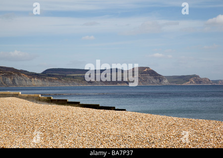 Vues le long de la Côte Jurassique à Golden Cap à partir de la plage de galets, récemment créé à Lyme Regis Dorset Banque D'Images