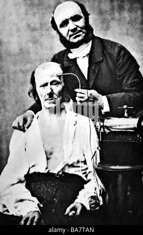 Duchenne, Guillaume (appelé G. de Boulogne), 17.9.1806 - 15.9.1875, neurologue français, inventeur de l'électrothérapeutique, avec un patient, 1862, demi-longueur, Banque D'Images