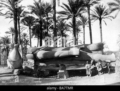 Ramesses II 'Le Grand', Pharaon d'Egypte 1279 - 1213 av. J.-C. (19ème dynastie), statue géante, Memphis, Egypte, photo avant 1900, Banque D'Images