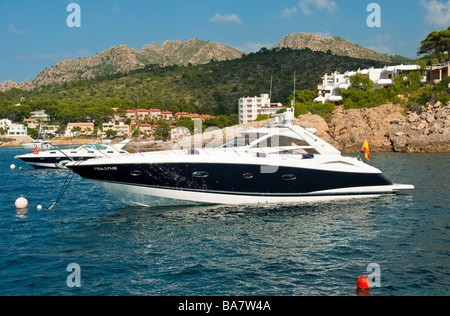 Disponibles en face de l'ancrage de Sant Elm Majorque Baleares Espagne | Yachten vor ankern Sant Elm Majorque Baléares Spanien Banque D'Images