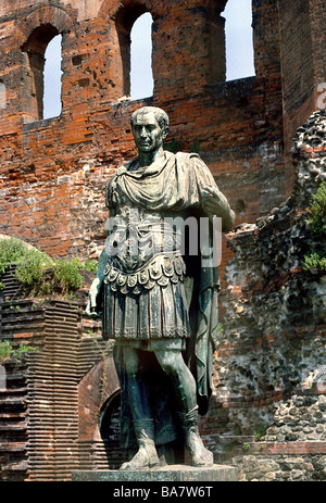 César, Gaius Julius, 13.7.100 - 15.3.44 av. J.-C., politicien romain, pleine longueur en armure, statue, 1° siècle après J.-C., Porta Palatina, Torino, , Banque D'Images