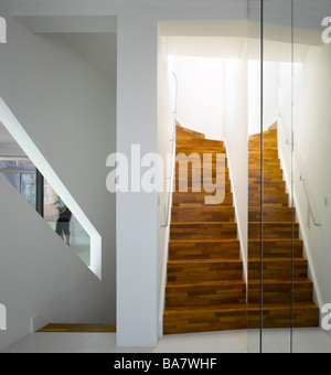 Escalier en miroir dans Loft, Islington, Londres, Royaume-Uni. Banque D'Images