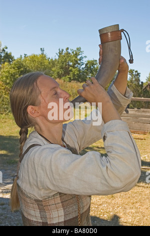 EUROPE Suède Gotland Tofta Village Viking Viking woman blowing horn Banque D'Images