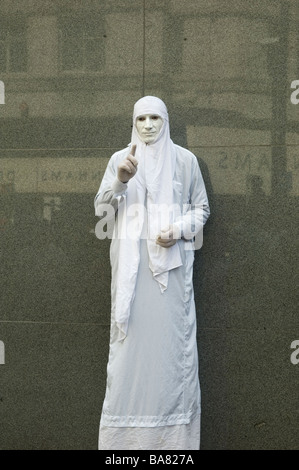 Artiste mime avec le visage blanc de la scène de la peinture dans le centre-ville de Manchester UK Banque D'Images