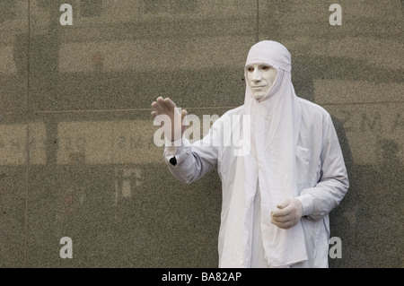 Artiste mime avec le visage blanc de la scène de la peinture dans le centre-ville de Manchester UK Banque D'Images