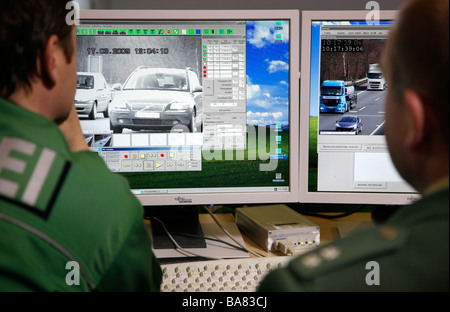 La police de la circulation, vidéo tournage de distance minimum de voitures sur une autoroute, l'Autobahn, Munster, Allemagne. Banque D'Images