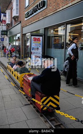 Le centre-ville de Petersfield train miniature pour les enfants pour célébrer Railway 150 Hampshire England UK Banque D'Images