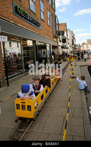 Le centre-ville de Petersfield train miniature pour les enfants pour célébrer Railway 150 Hampshire England UK Banque D'Images