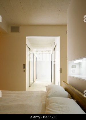 Couloir menant à partir de la chambre dans Loft, Islington, Londres, Royaume-Uni. Banque D'Images