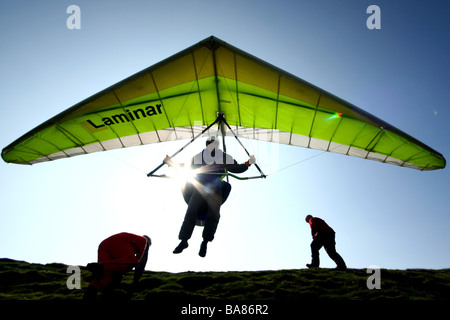 66 ans, retraité de la prise sur son planeur sur les collines de Malvern Royaume-uni Banque D'Images