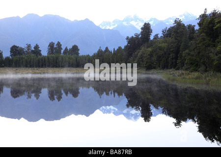 Alpes du Sud reflète dans l'eau du lac Matheson,Franz Josef,Côte Ouest,Île du Sud, Nouvelle-Zélande, l'Océanie Banque D'Images