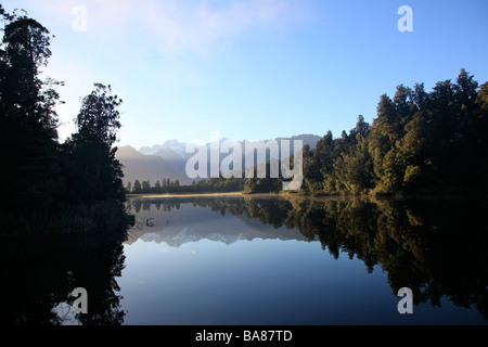 Alpes du Sud reflète dans l'eau du lac Matheson,Franz Josef,Côte Ouest,Île du Sud, Nouvelle-Zélande, l'Océanie Banque D'Images