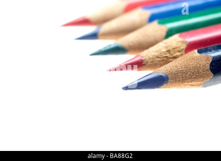 En bois couleur crayons affûtés sur fond blanc Banque D'Images