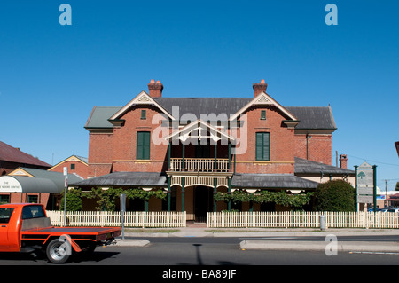 Maison historique en brique rouge avec clôture blanche, Bathurst, NSW, Australie Banque D'Images