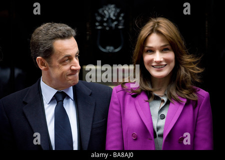 Le président français Nicolas Sarkozy et son épouse, la Première Dame de France Madame Carla Bruni Sarkozy au 10 Downing Street à Londres Banque D'Images