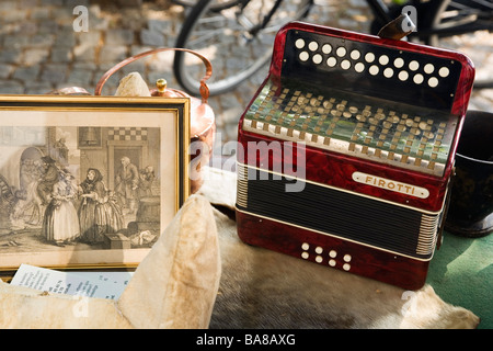 Copenhague, Danemark. Marché d'antiquités à Gammel Strand. Vieille radio et encadrées pour la vente d'impression Banque D'Images