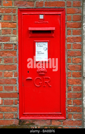 Un brillant rouge Royal Mail post box (George Regina) à Windsor, Berkshire, Royaume-Uni. Banque D'Images