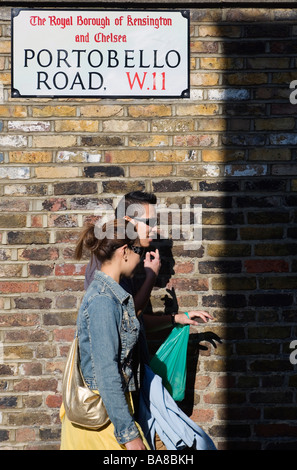 Londres, Royaume-Uni. Portobello Road Young Asian couple carrying shopping à proximité du marché de Portobello Banque D'Images