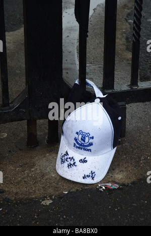 Une casquette de baseball d'Everton sur le Paisley Gates. Cérémonie commémorative Hillsborough 20e année anniversaire 15 Avril 2009 Banque D'Images