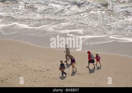 Balades en famille sur la plage de Hengistbury Head Dorset Banque D'Images