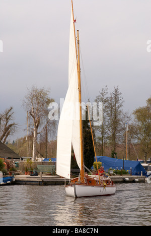 La rivière Bure à Horning Reach sur les Norfolk Broads, l'Angleterre avec un yacht à un jour de printemps. Banque D'Images