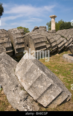 Re une colonne dorique construit sur des tours de tambours à la colonne tombée le Temple de Zeus à Olympie Péloponnèse, Grèce Banque D'Images