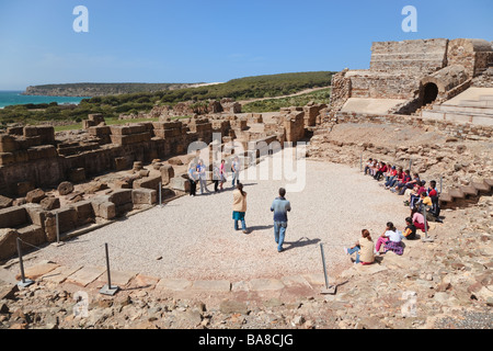 Ruines romaines de Baelo Claudia à Bolonia la Province de Cádiz Espagne Groupe d'écoliers se rendant sur le théâtre Banque D'Images