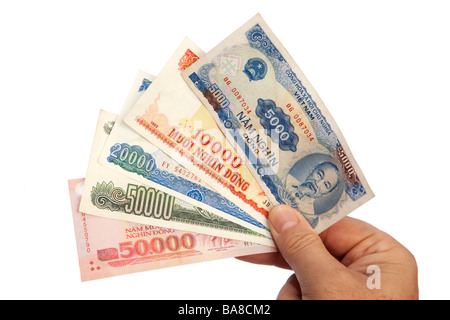 De l'argent homme hand holding poignée de la devise vietnamienne Banque D'Images