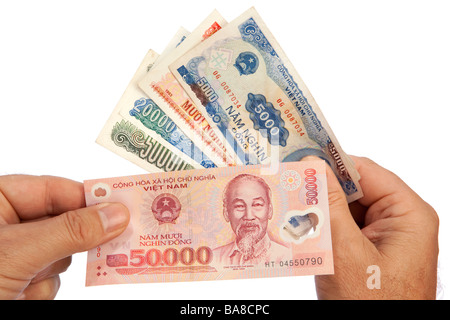 Argent male hands holding poignée de la devise vietnamienne Banque D'Images