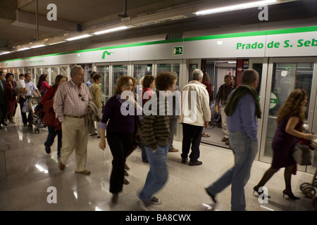 Plate-forme et passagers à Prado de San Sebastian sur la station de métro métro de Séville. Séville. L'Espagne. Banque D'Images