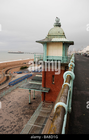 L'ascenseur de Madère qui opère sur le front de mer de Brighton emmène les passagers de l'A259 jusqu'à Madeira Drive 2009 Banque D'Images