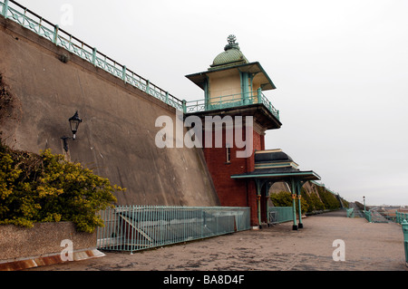 L'ascenseur de Madère qui opère sur le front de mer de Brighton emmène les passagers de l'A259 jusqu'à Madeira Drive 2009 Banque D'Images