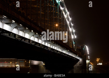 Span lumineux de Peter le grand pont à Saint-Pétersbourg en Russie Banque D'Images