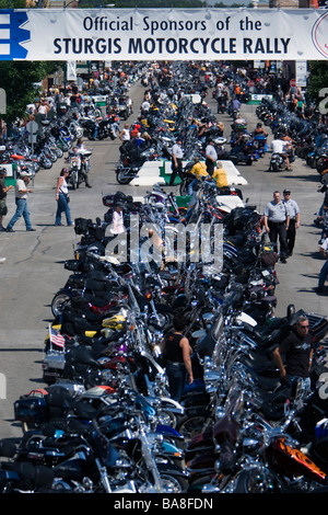 Les motos en stationnement rue ligne Rallye annuel Sturgis Dakota du Sud, USA Banque D'Images