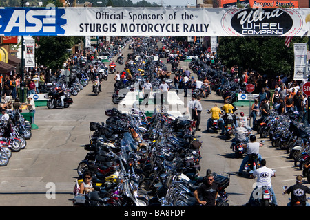 Les motos en stationnement rue ligne Rallye annuel Sturgis Dakota du Sud, USA Banque D'Images