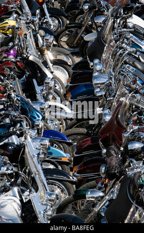 Les motos en stationnement rue ligne Rallye annuel Sturgis Dakota du Sud, USA Banque D'Images