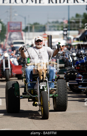 Tricycle tracteur et crâne de vache Sturgis Motorcycle Rally annuel Dakota du Sud USA Banque D'Images