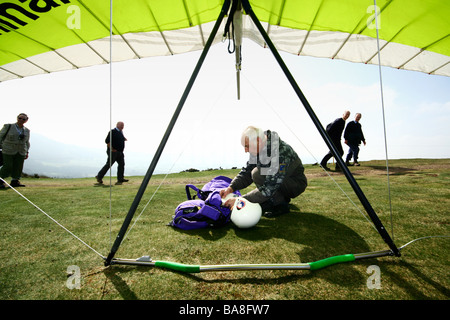66 ans, retraité de la préparation pour le vol sur son planeur vu par les retraités plus reposant sur une marche Banque D'Images