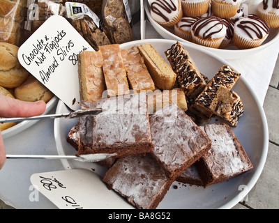 Frais de plaques produites localement la nourriture faite maison et des gâteaux en vente au marché des producteurs de pays de Galles Royaume-uni Aberystwyth Banque D'Images